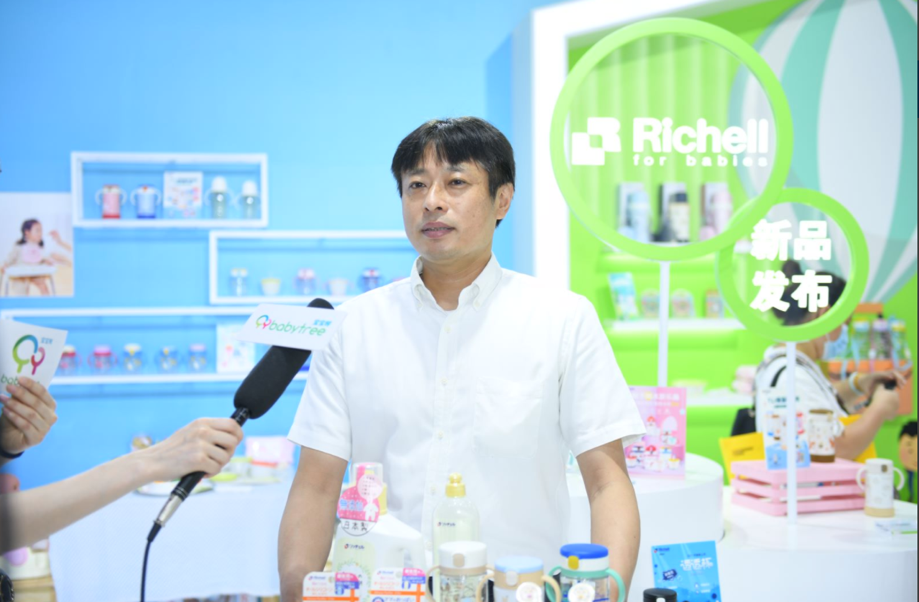 人的照片上寫著字中度可信度描述已自動生成