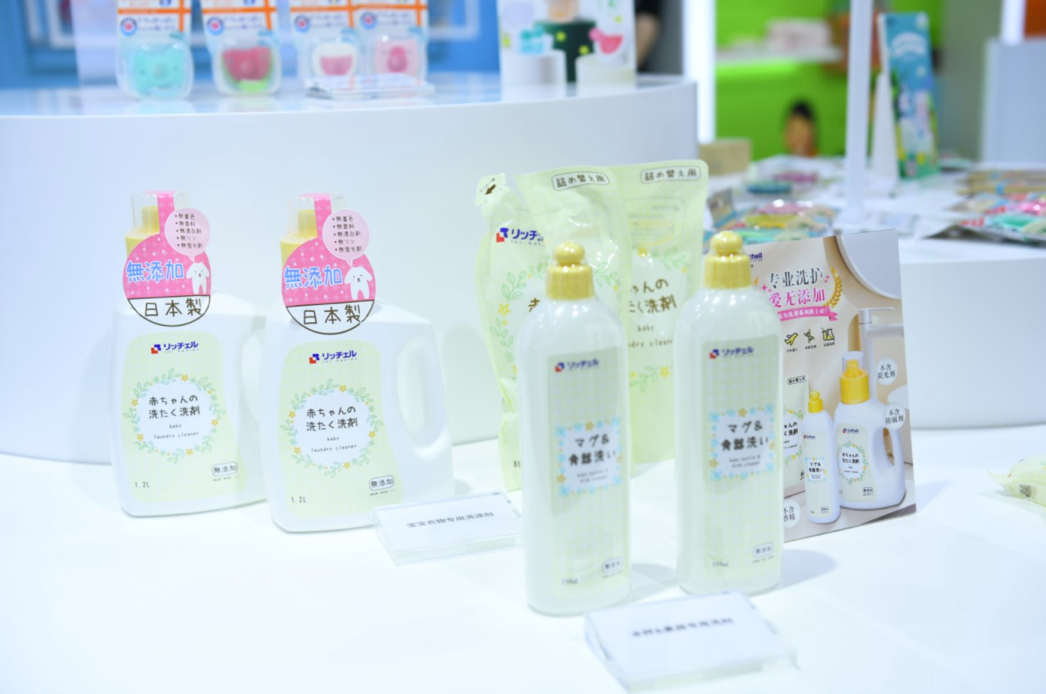 冰箱里有許多飲料中度可信度描述已自動生成