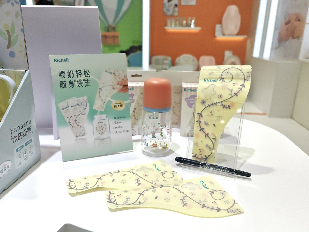 桌子上放了不同類型的書本中度可信度描述已自動生成