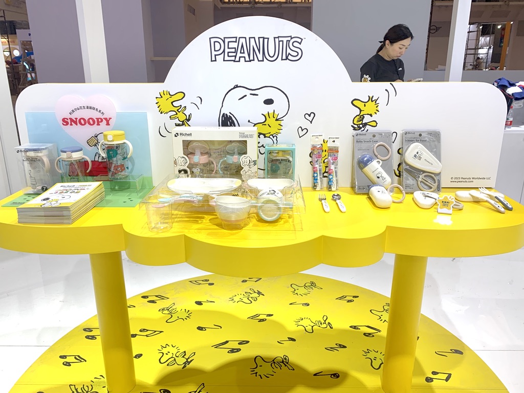 圖片包含 室內, 桌子, 房間, 男人描述已自動生成