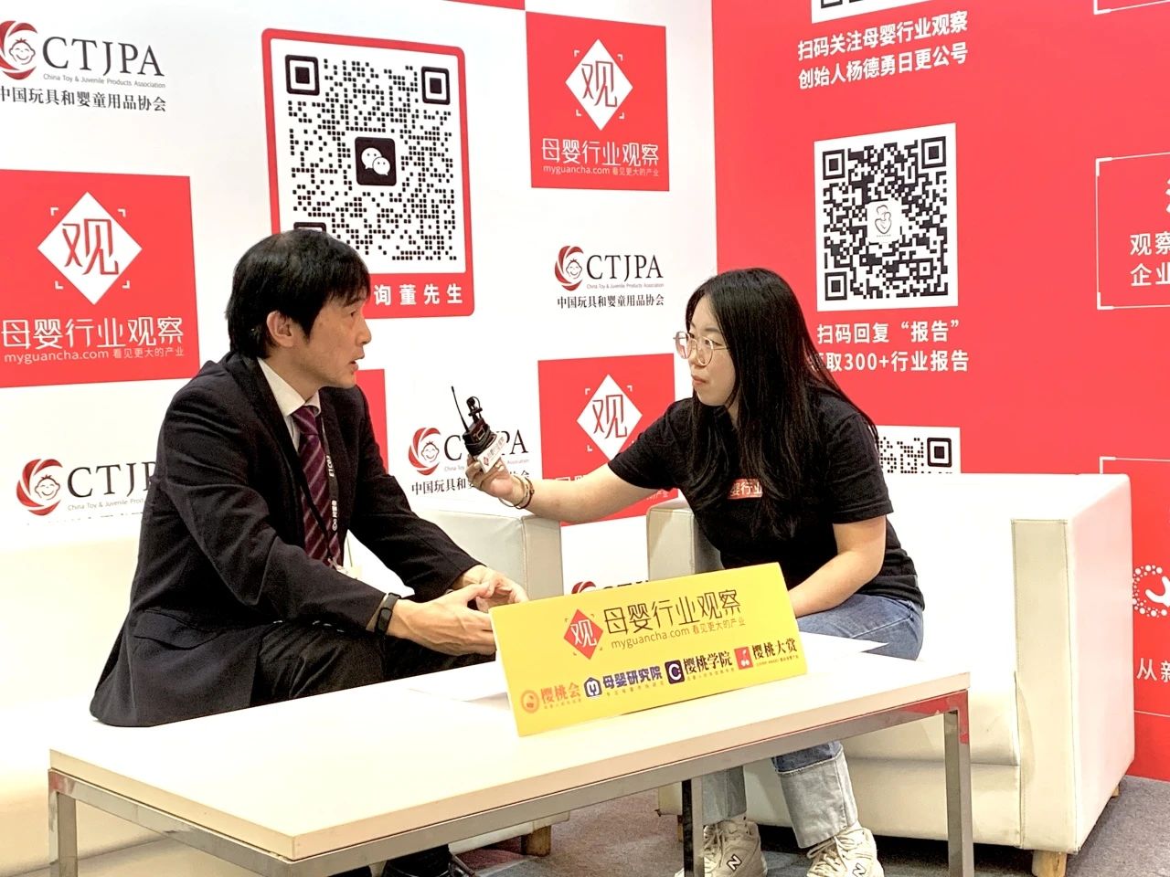 圖片包含 人, 桌子, 女人, 盒子描述已自動生成