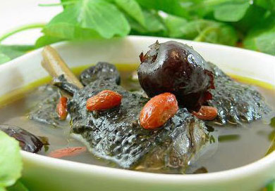 產(chǎn)后食譜：首烏黃芪烏雞湯